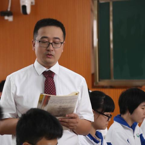 (每个人心中的英雄作文)每个人心中的大家的英雄：慈爱、坚强、无私。